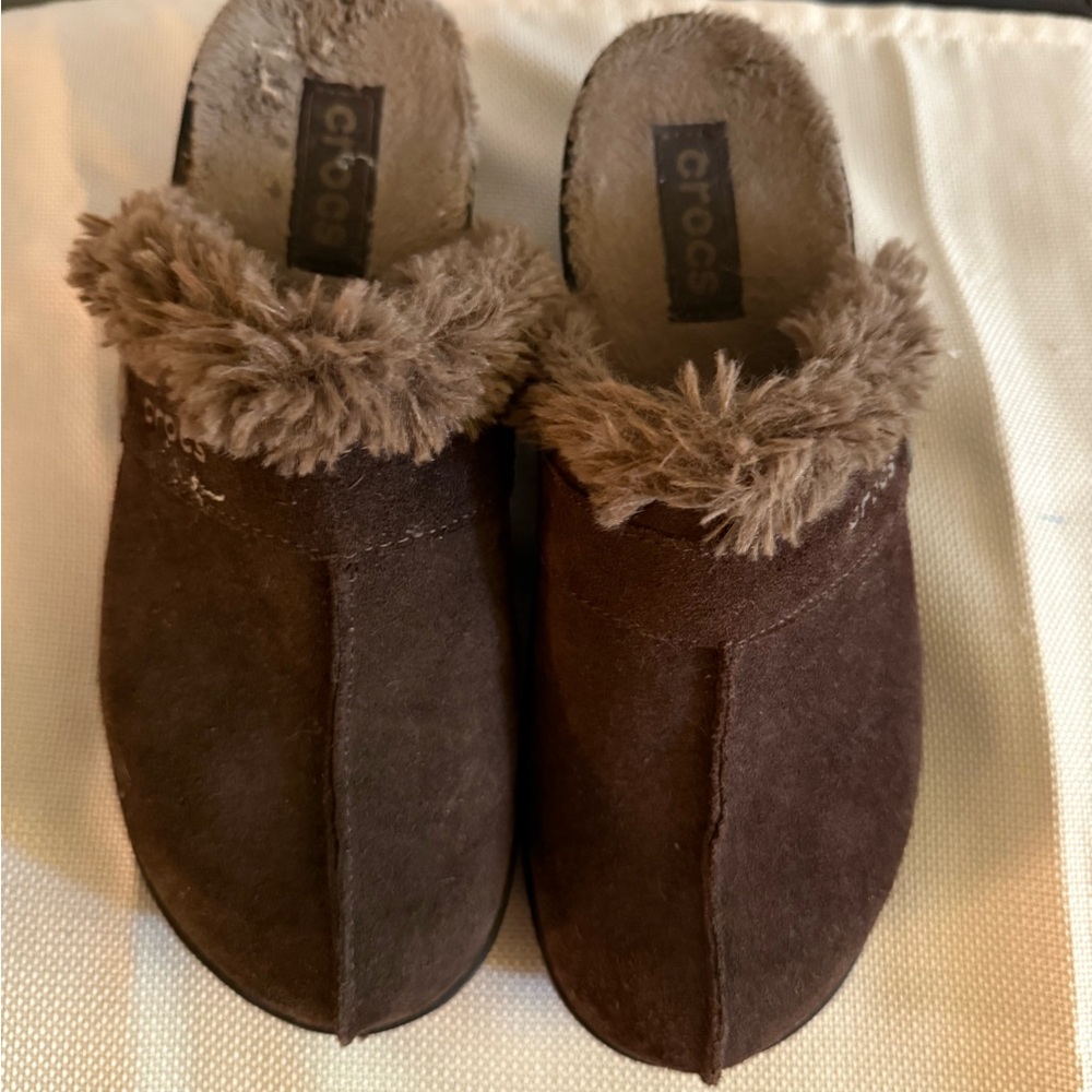 Crocs Clogs Women Size 6.5 Brown Suede Fur Lined Rubber Heel Good Condition